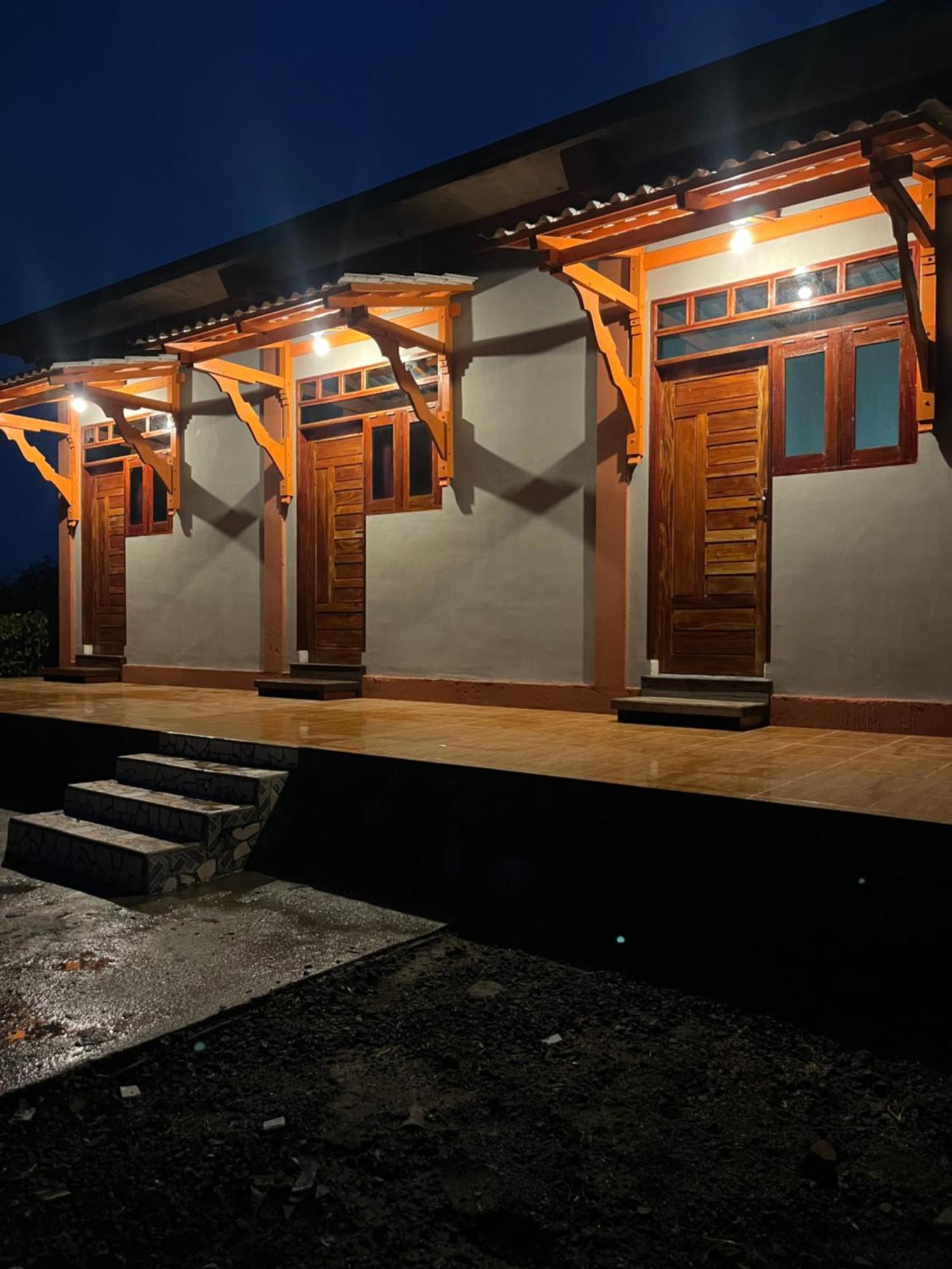 Para Para Cafe & Cottage Берастаги Экстерьер фото